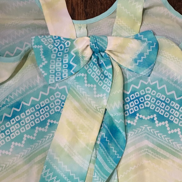 Multicolored Sleeveless Tank Top with Cut Out Detail - Picture 5 of 6